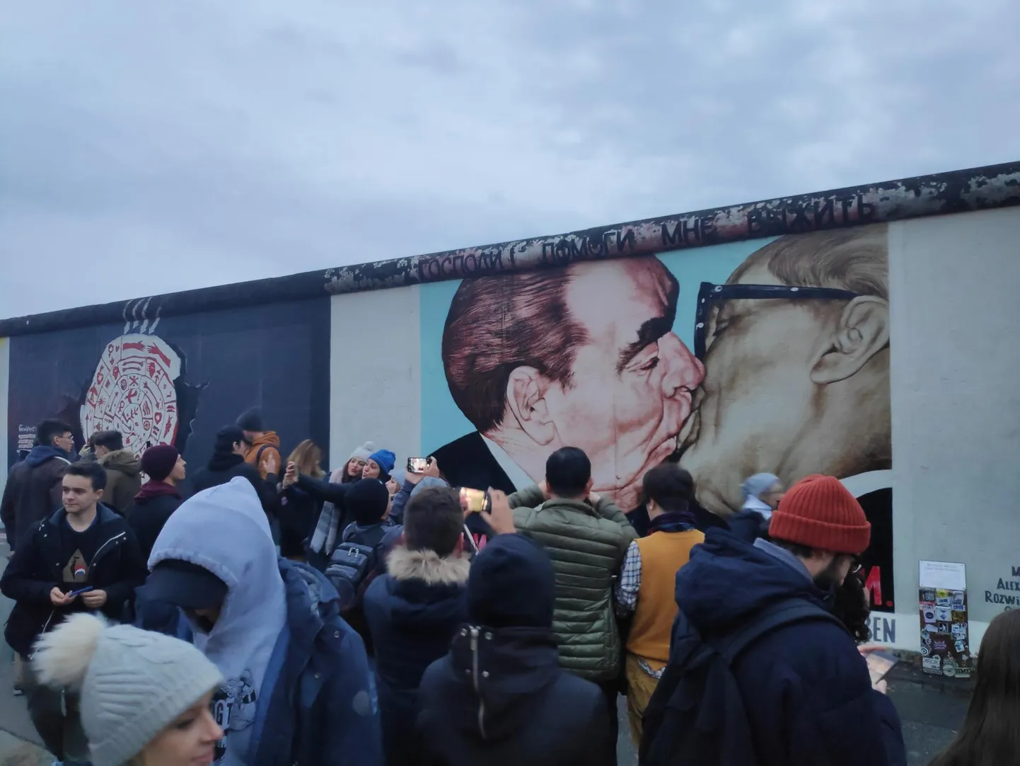 30 aasta eest olid inimesed valmis haamrite ja kirkadega 155 kilomeetri pikkust müüri lammutama. Täna on alles jäänud müüritükid Berliini populaarseimad vaatamisväärsused.