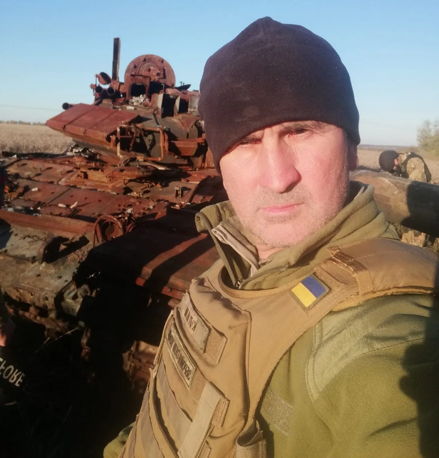 Major Taras Mõhaltšuk uue aasta alguses hävitatud Vene tanki taustal.
