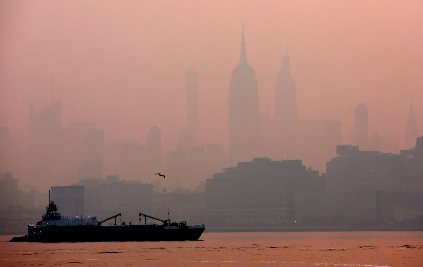 Нью-Йорк, покрытый смогом.