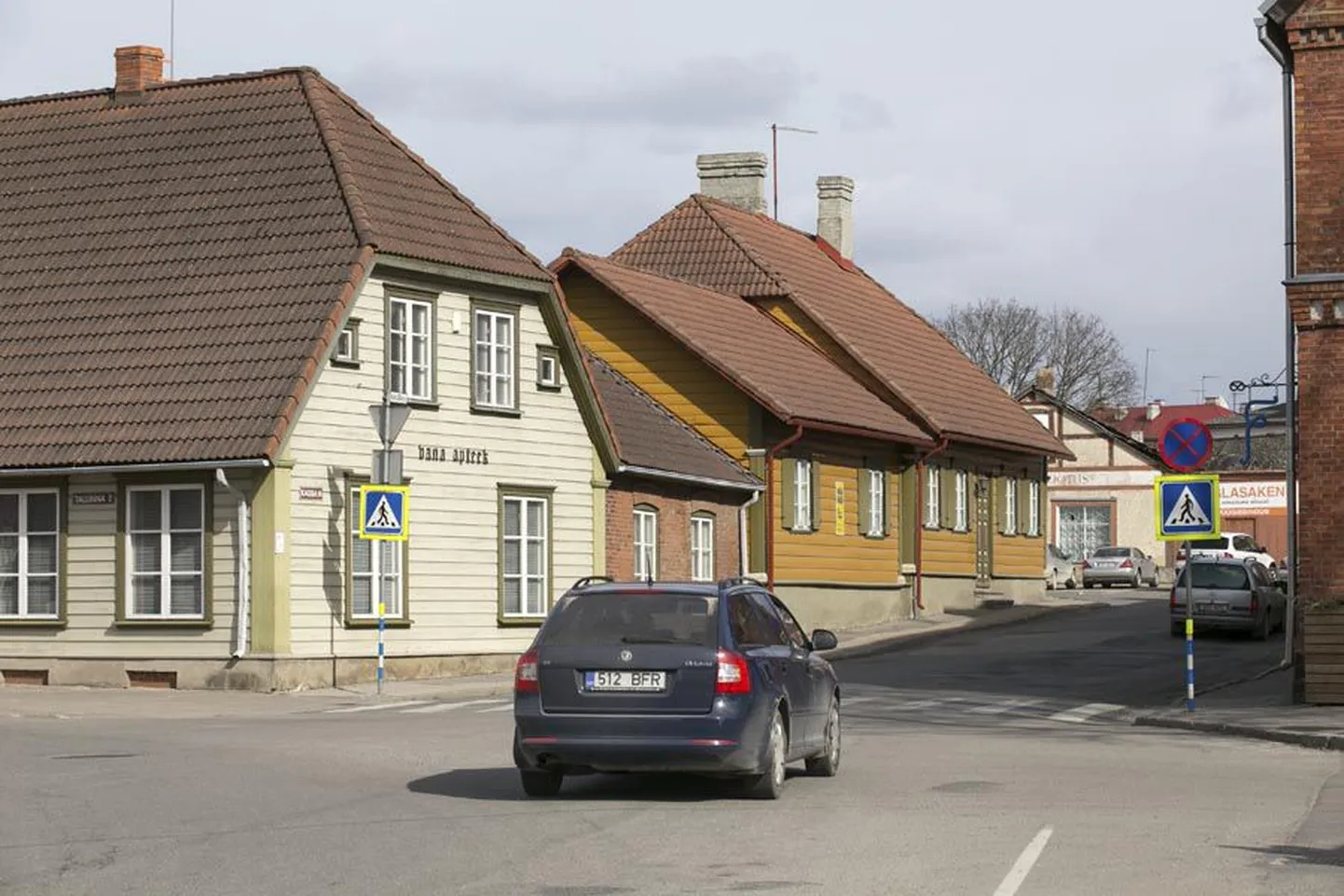 Esmaspäevast alates Viljandis Tallinna tänavalt Kauba tänavale ei pääse, sest seal algab remont. Vanalinna ärikvartalis tegutsevad ettevõtjad on linnajuhtide peale pahased, et tänava sulgemisest anti teada vaid napp nädal varem.