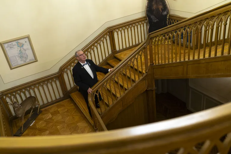 Eesti aukonsul Taanis Filip Dalthur Rasmussen tervitas saabuvaid külalisi mõisahäärberi trepil.