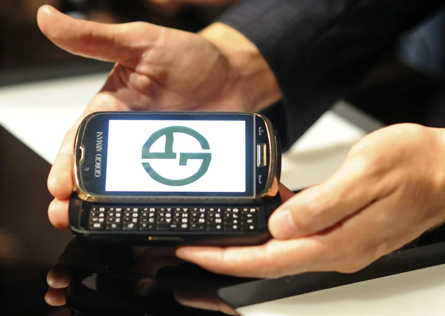 Armani mobiiltelefon.