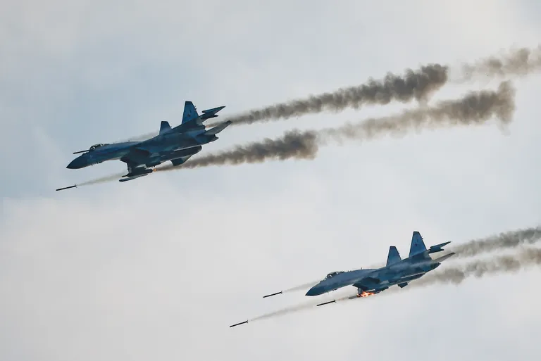 Venemaa Suhhoi Su-35 hävituslennukid lendamas augustis 2021 Rjazani lähedal ja piloodid demonstreerimas hävitusvõimekust