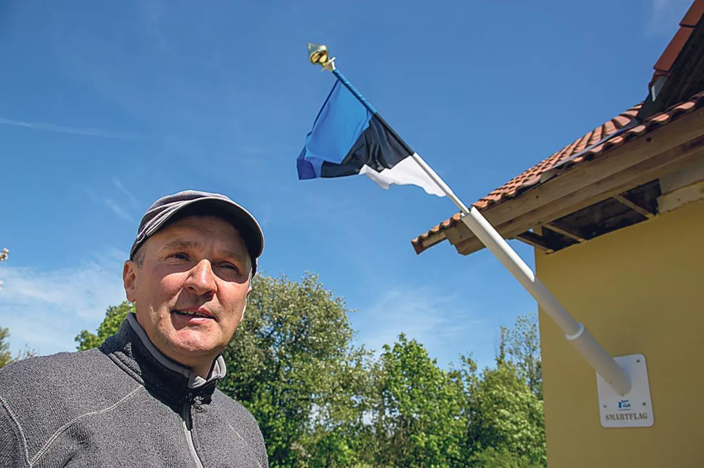 Lipuheiskamise seade koosneb majaseinale kinnitatud kaitsekestast, selle sees olevast lipust koos töömehhanismiga ja hoonesisesest juhtplokist.