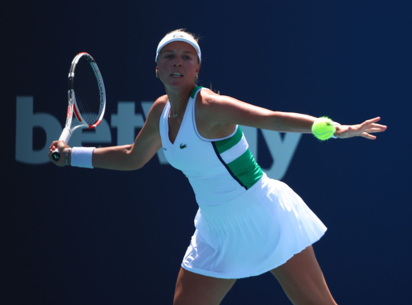 Анетт Контавейт не смогла выйти в 1/8 финала крупного теннисного турнира в Майами.
