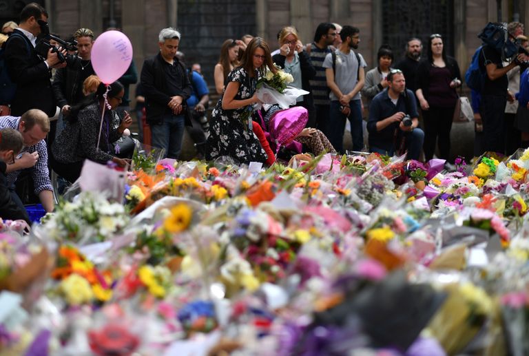Manchesteri terrorirünnaku ohvrite mälestuseks toodud lilled.