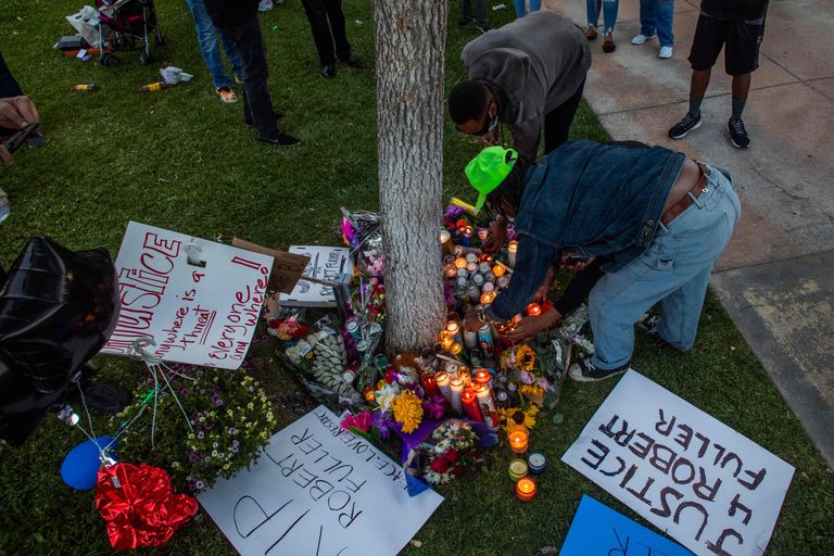 Inimesed on asetanud lilli ja küünlaid Californias Palmedale'is asuva puu juurde, mille küljest leiti afroameeriklane Robert Fuller pooduna.