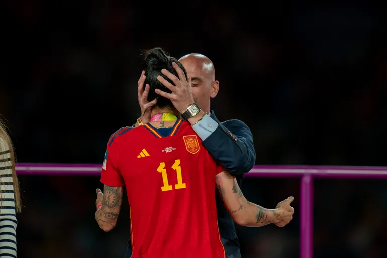 Suudlus, mis viis Hispaania jalgpallijuhi ametist. 