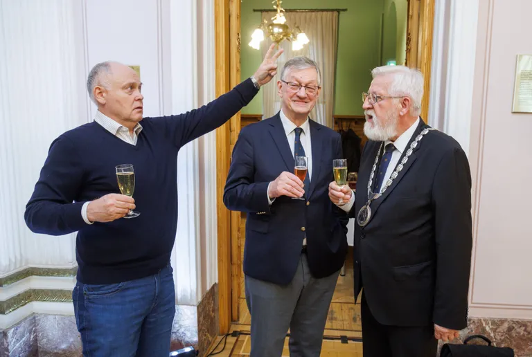Uue presidendi valimine külvas elevust. Vasakult Saarma kandidatuuri esitanud akadeemik Martti Raidal, valitud president molekulaarbioloog Mart Saarma ja senine president Tarmo Soomere.