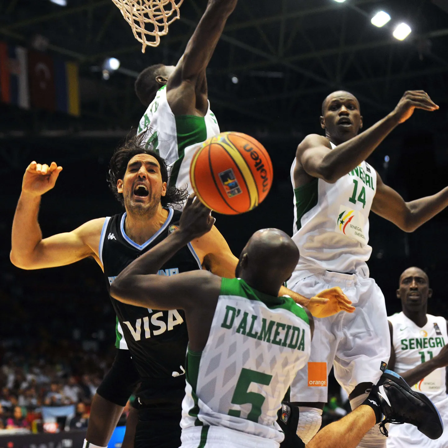 Luis Scola (vasakul) heitlemas Senegali mängijatega.