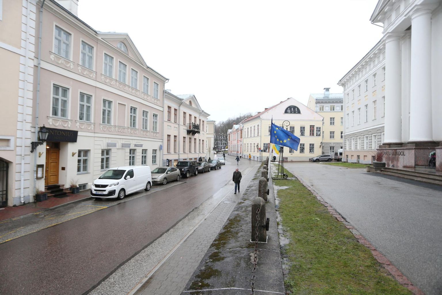 Pärast ümberehitust ei ole enam Ülikooli tänaval Antoniuse hotelli ees autodel asja.