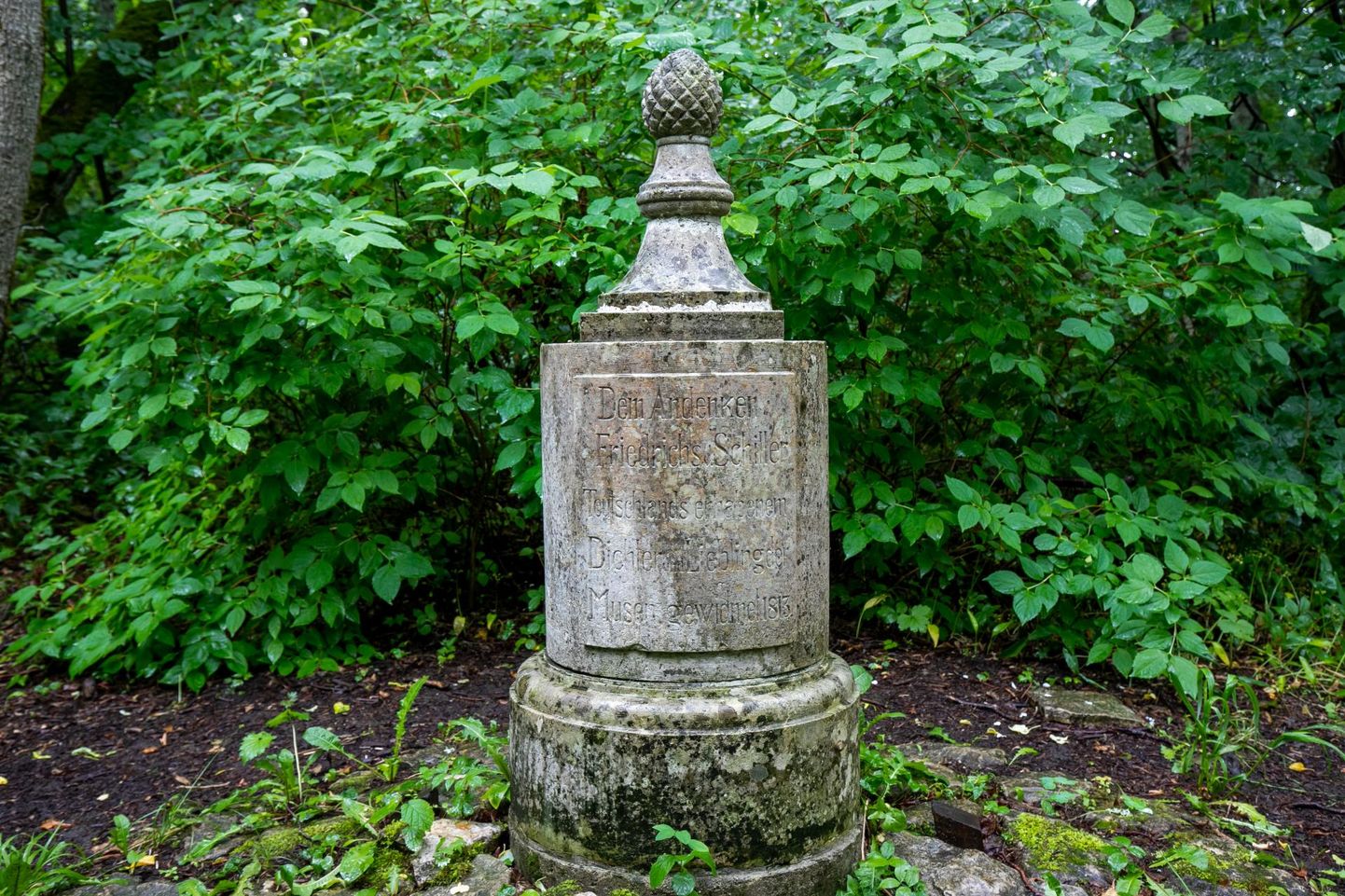 Virtsu lähedal Puhtulaiul peidab ennast metsa rüppe Saksa luuletajale Friedrich von Schillerile püstitatud monument.