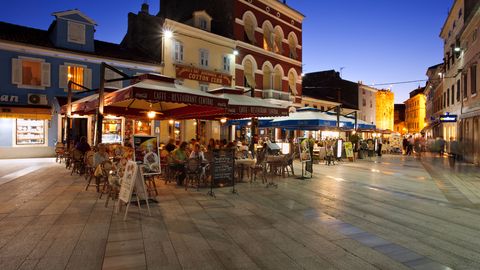 KAINE SUVEPUHKUS ⟩ Horvaatia piirab purjus turistide ohjeldamiseks alkoholimüüki