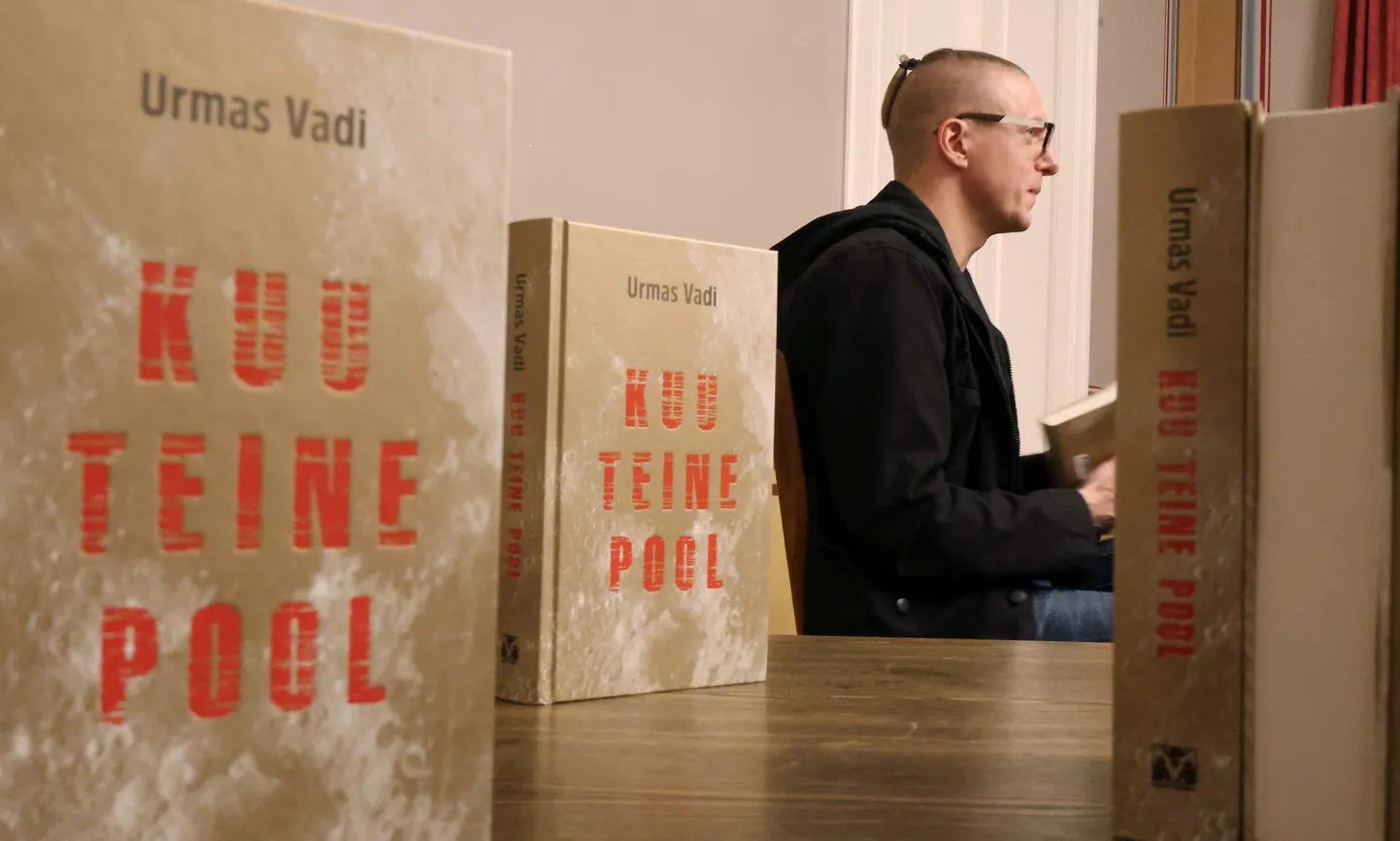 Urmas Vadi romaani «Kuu teine pool» esitlusel Tartu kirjandusmajas.