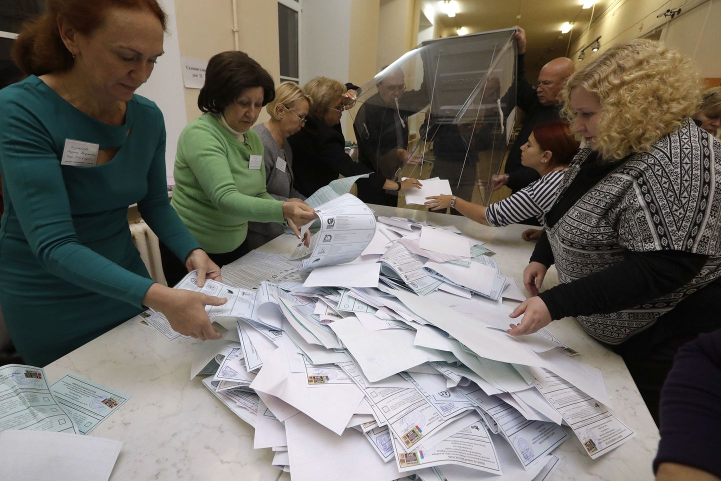 Vene valimisametnikud tühjendamas riigiduuma valimiste järel hääletussedelite kasti.
