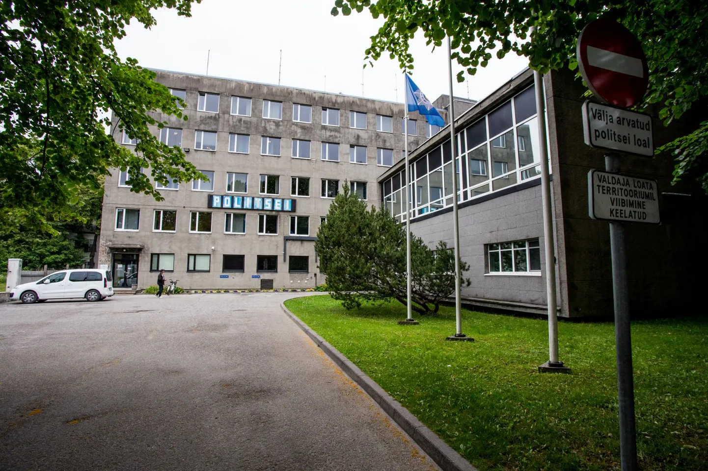 45 aastat tagasi noorterahutuse käigus purustatud miilitsamaja aknad olid järgmiseks hommikuks uuesti klaasitud.