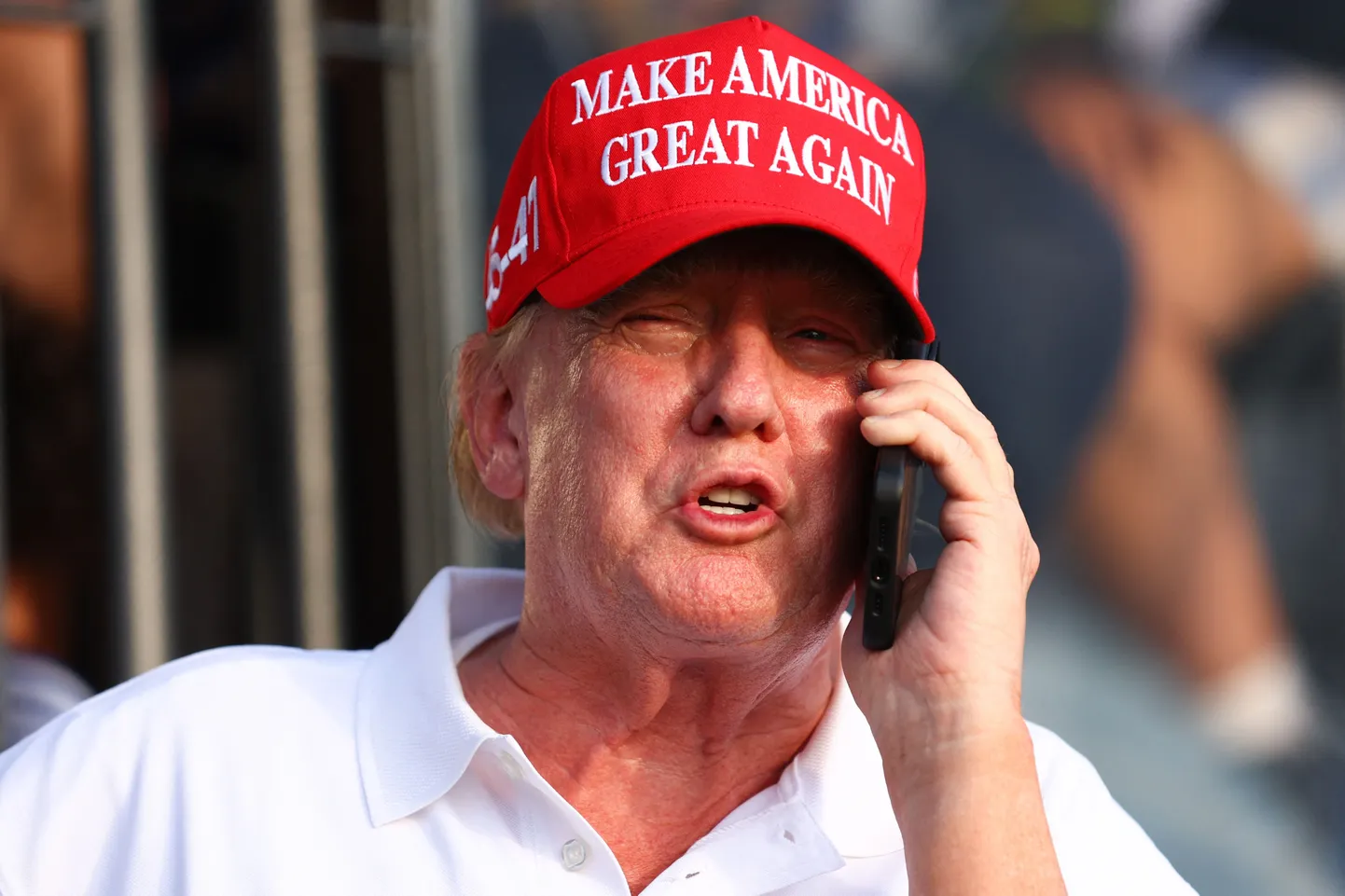 Donald Trump telefoniga rääkimas.