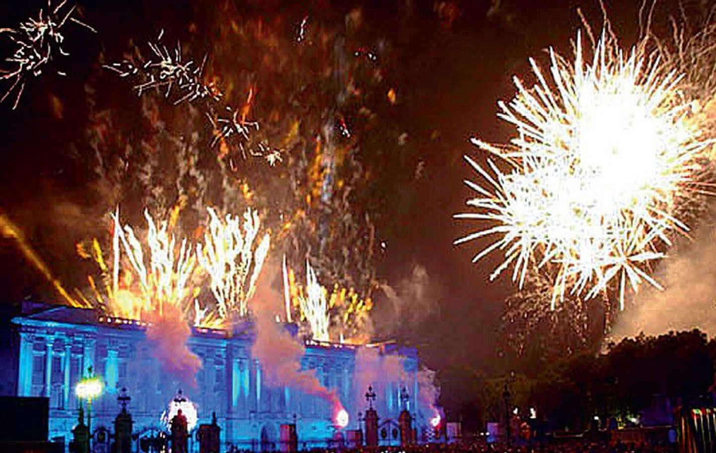 Tähtsat sündmust tähistati Buckinghami palees võimsa ilutulestikuga.