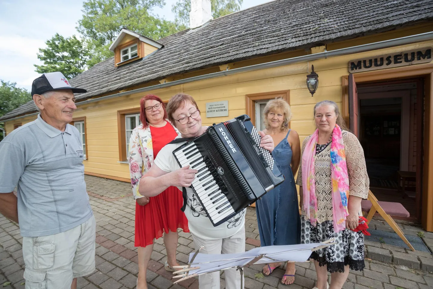 August Kitzbergi päev avati kirjamehe tubamuuseumi ees valsiviisiga.