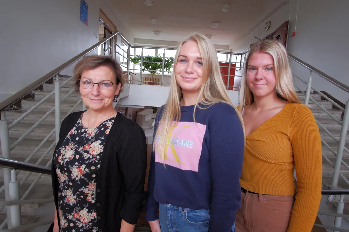 Kadrina keskkooli õpilased Kairi Lesnõh (keskel) ja Marta Reimal (paremal) rändavad uurimistöö raames ajalooõpetaja Evelin Tiiteri (vasakul) eestvedamisel 1991. aasta 20. augustisse ja korraldavad meeleavalduse.