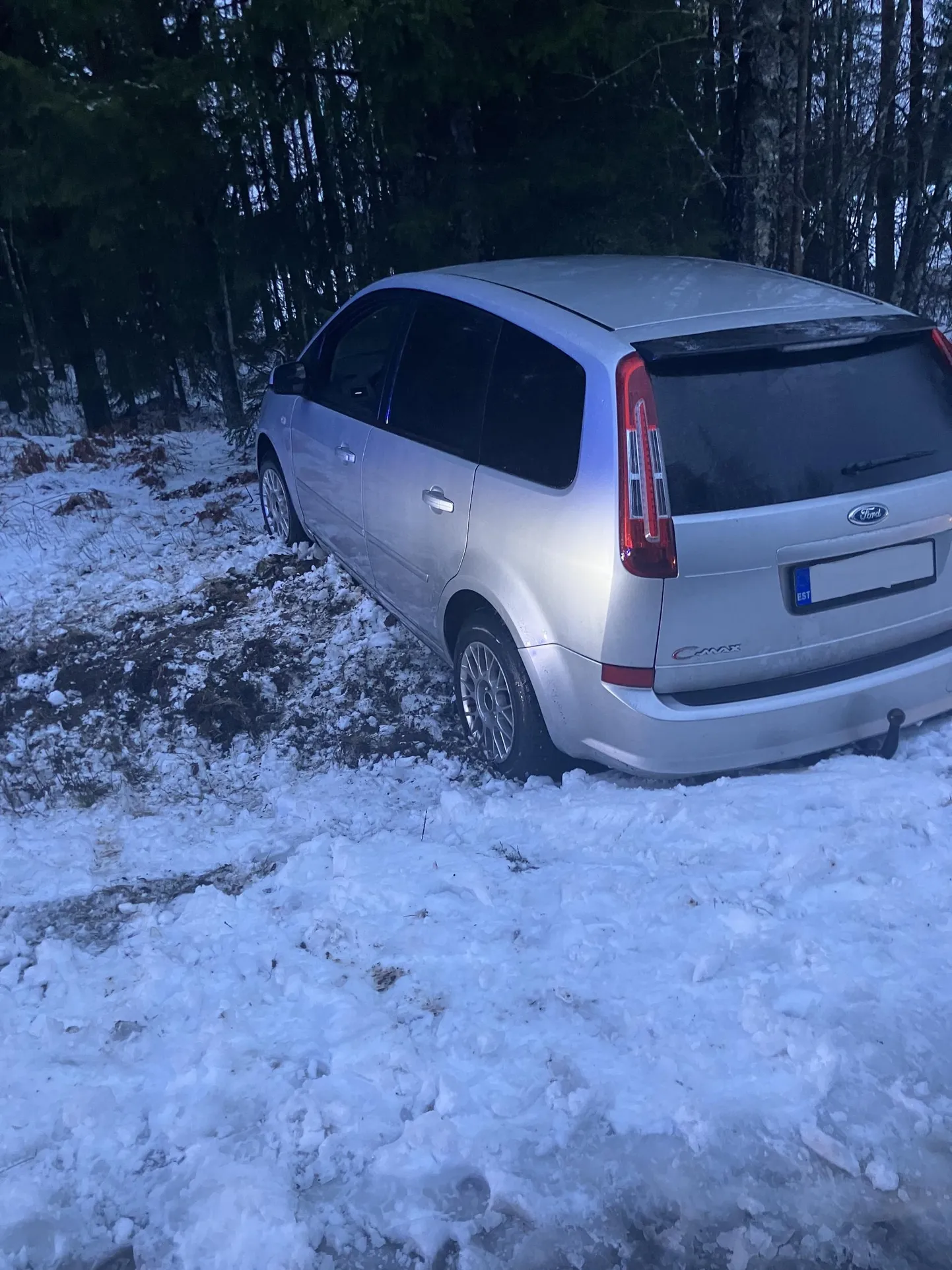 Teelt välja sõitnud Ford.