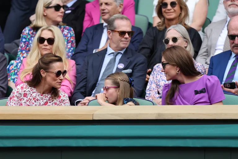 Kate nautis tenniseturniiri tütre Charlotte'i ja õe Pippaga.