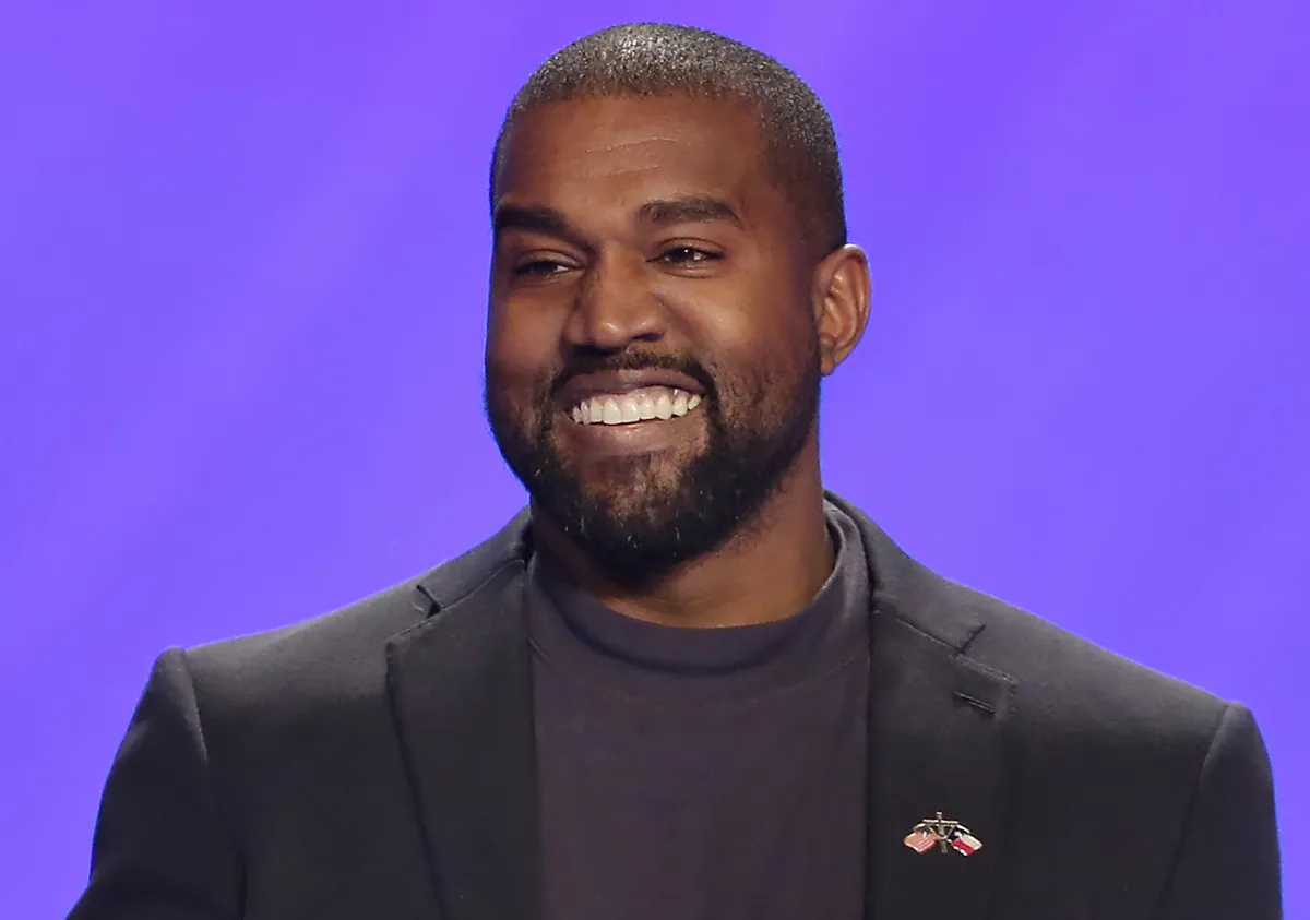 Räppar Kanye West.