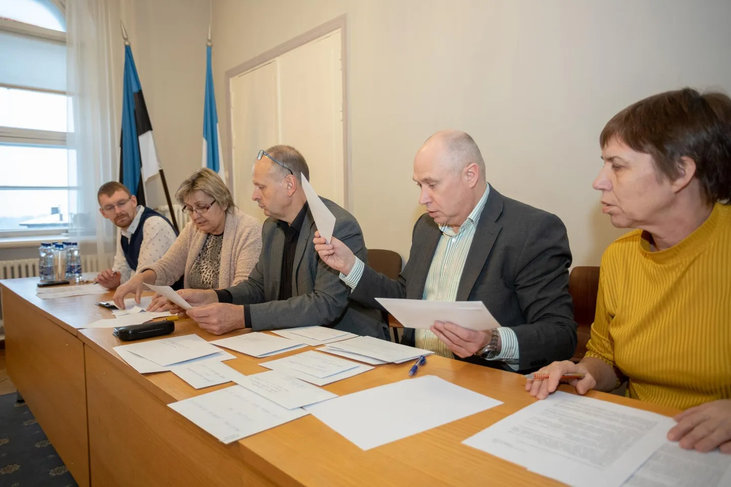 Enampakkumisele toodud ümbrike sisu avalikustas Viljandi linnavalitsuse komisjon, millesse kuulusid (paremalt) hangete peaspetsialist Kaidi Braun, majandusameti juhataja Riho Tipp, abilinnapea Kalvi Märtin, linnavara spetsialist Ilme Kurro ja jurist Marko Kotsar.