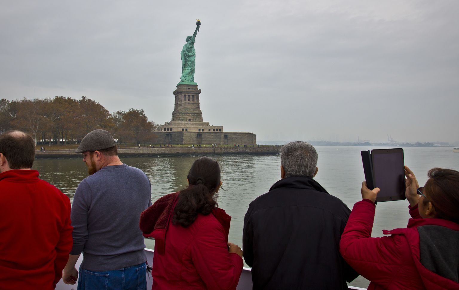 Turistid New Yorgis Vabadussammast vaatamas-jäädvustamas