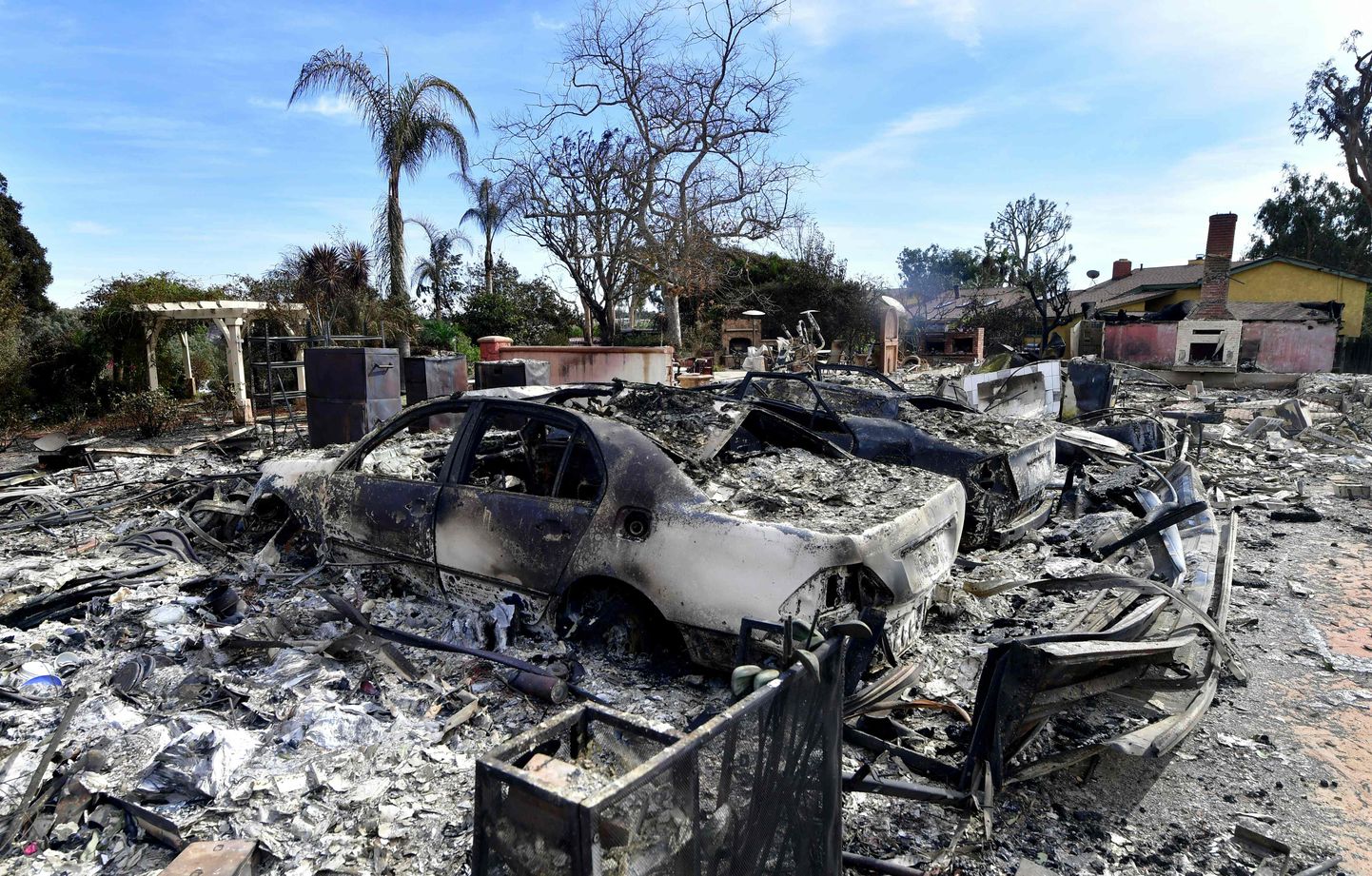 Последствия пожаров в Калифорнии.