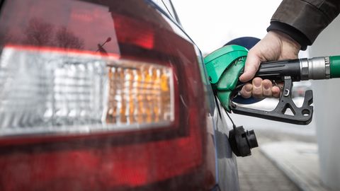 Рекордно высокие цены на бензин обрушили продажи заправочных сетей