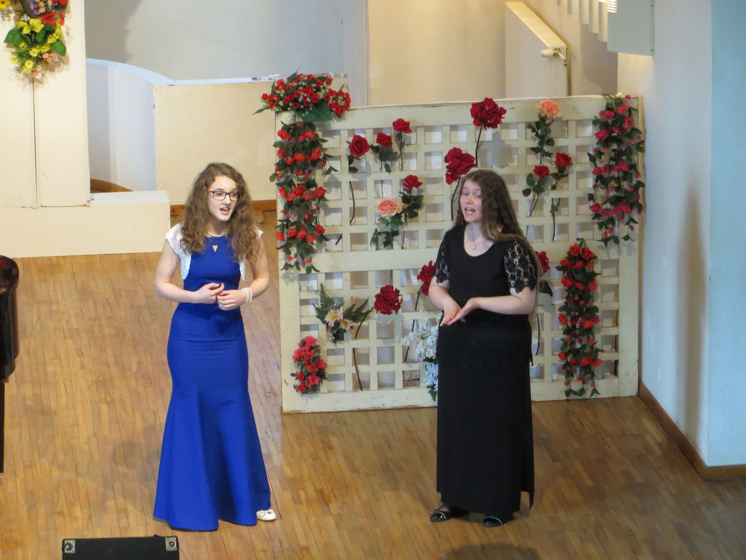 Õpetaja Maie Kala lauluneiud Melissa Maisla (vasakul) ja Kadi-Triin Terve astuvad pühapäevasel muusikapäeval rahva ette kontserdiga Lüllemäel ja Tõrva kirik-kammersaalis.