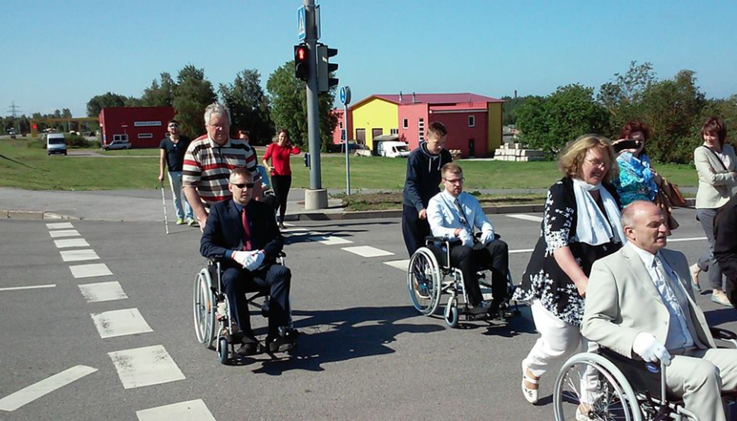 Мэра Маарду прокатили по городу в инвалидном кресле.