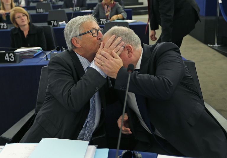 Kuu aega hiljem ehk 2015. aasta 6. oktoobril seal saalis istudes andis Juncker Timmermansile juba peamusi. Foto: Vincent Kessler / Reuters / Scanpix