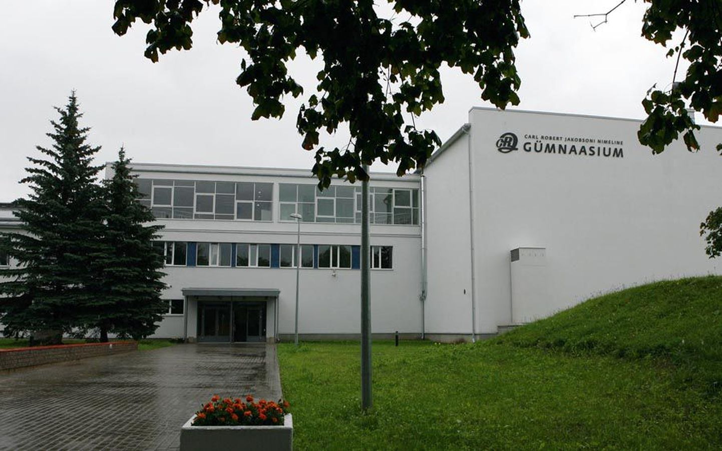 Lugu juhtus pärast seda, kui toonane Carl Robert Jakobsoni nimeline Viljandi 1. keskkool 1976. aastal Männimäele oli kolinud.