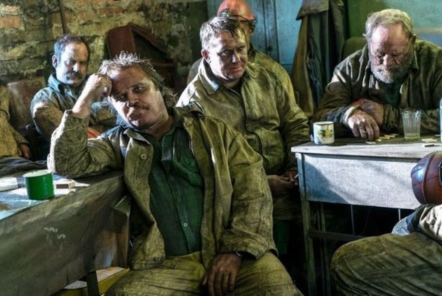 Alex Ferns (esiplaanil) kaevurite juhina HBO minisarjas «Tšornobõl»