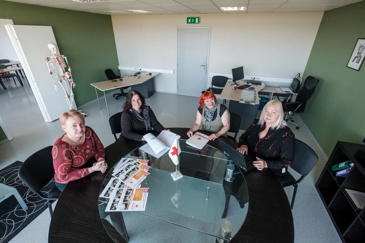 Hiie Lainela-Kollom, Krista Habakukk, Pille Lend ja Kai Kunimägi arutavad Punase Risti Pärnu kontoris tulevikuplaane.