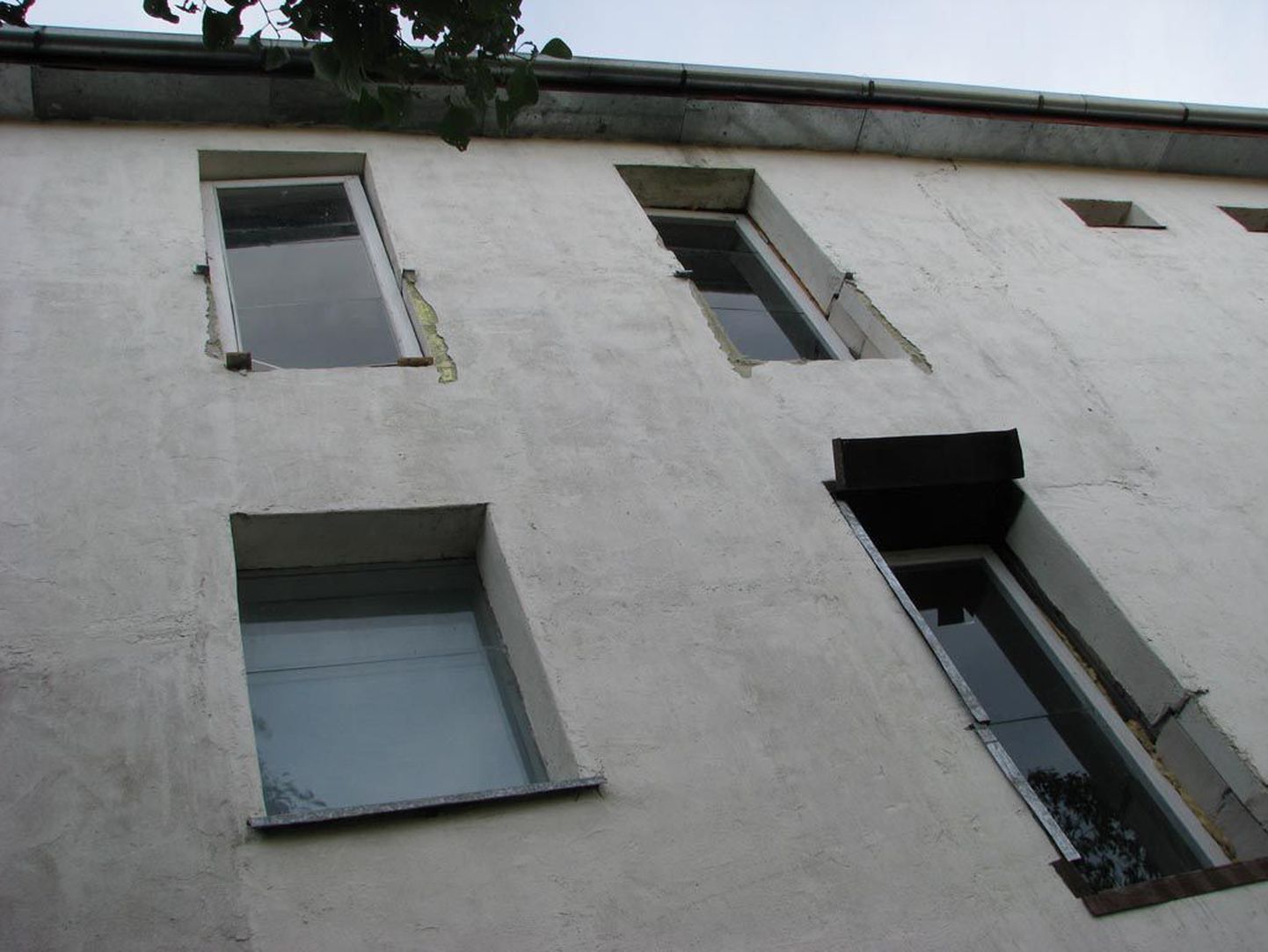 Vana-Pärnus asuva “uue korterelamu” eri akendest kombineeritud otsasein.