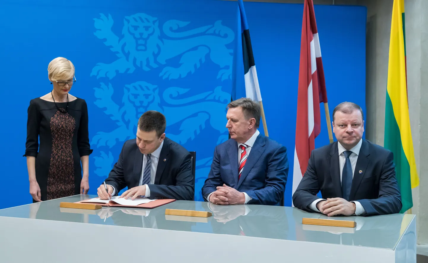 Eesti peaminister Jüri Ratas, Läti peaminister Māris Kučinskis ja Leedu peaminister Saulius Skvernelis kirjutasid eile Kultuurikatlas alla Rail Balticu rajamise leppele. Allkirja andmisega viivitada lubanud Skvernelis saavutas, et Eestile juba sülle kukkununa tundunud LNG terminali asukoha üle algavad nüüd uued läbirääkimised.