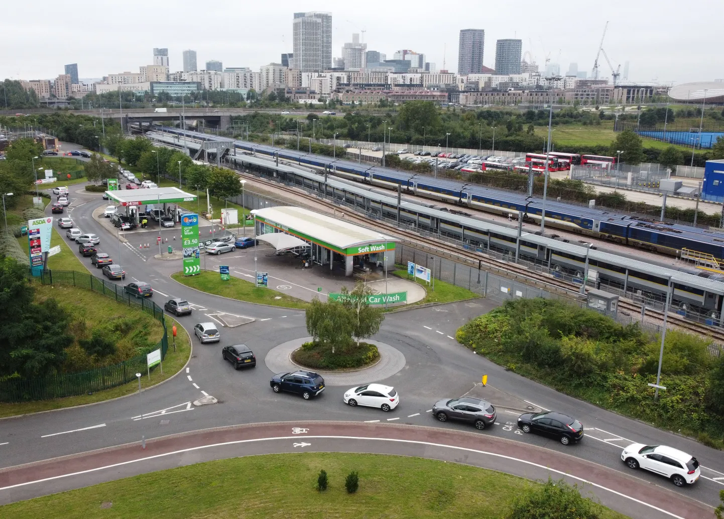 Järjekord Londoni bensiinijaamas 25. september 2021.