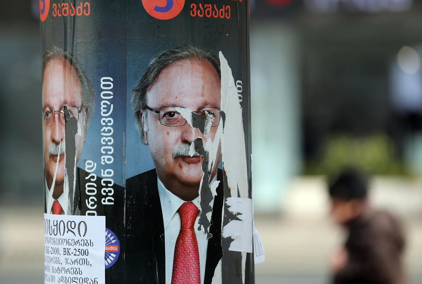 Grigols Vašadze uz priekšvēlēšanu plakātiem Gruzijā