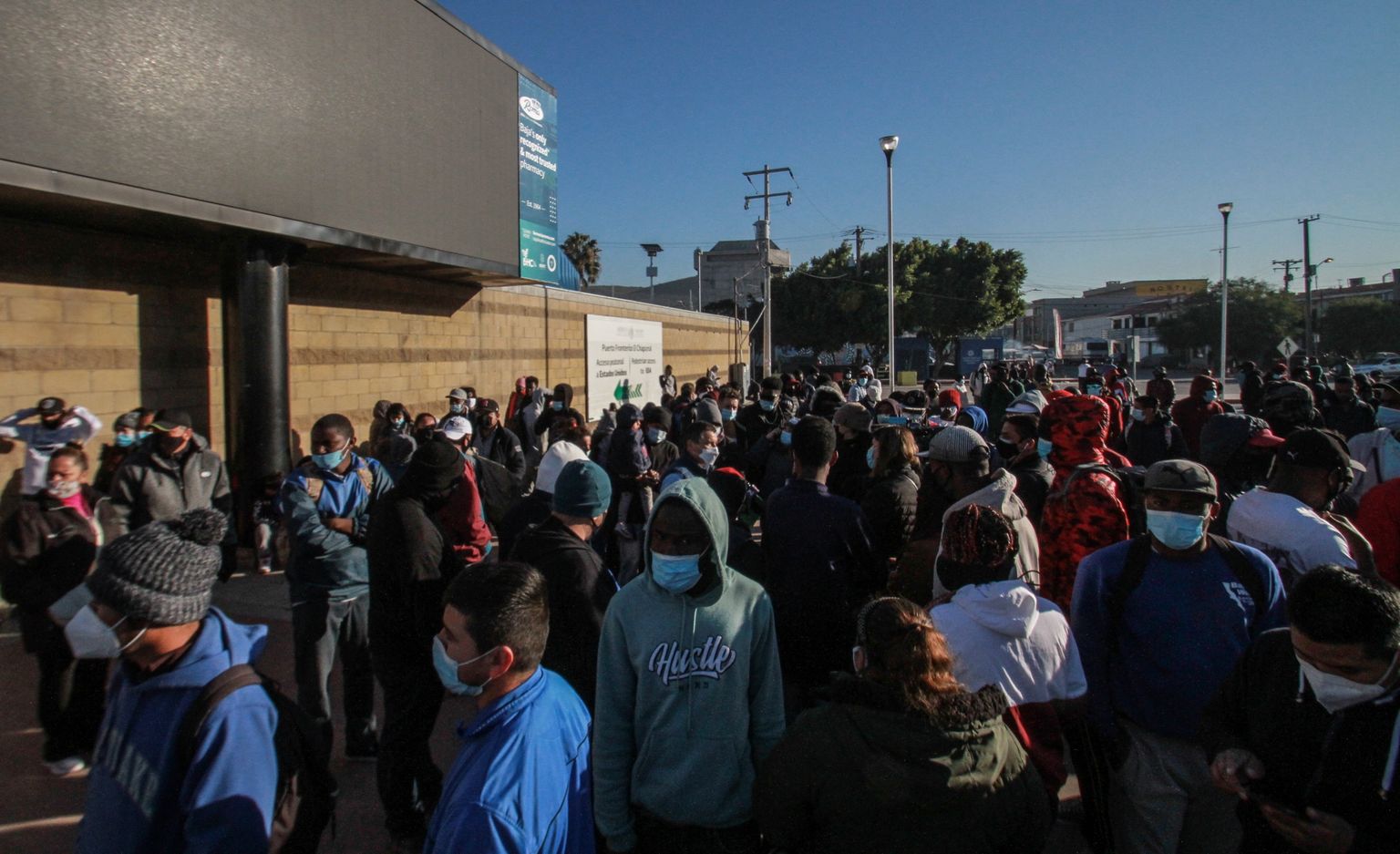 Migrandid Tijuanas piiriületust ootamas.