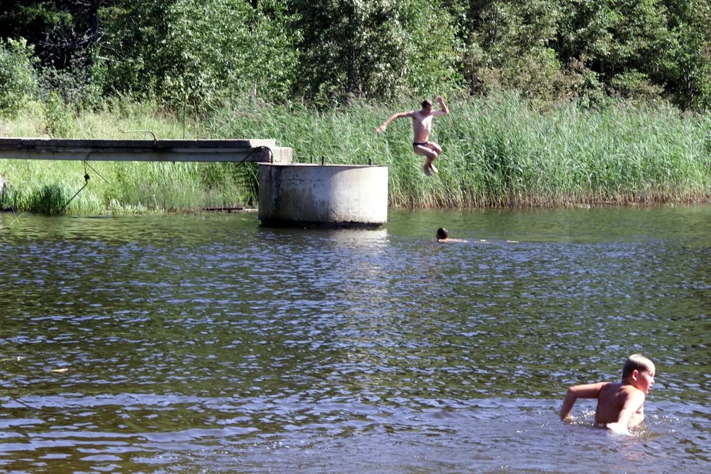 Ohtlikeks ujumiskohtadeks võivad osutuda näiteks kodude läheduses asuvad tiigid, veega täitunud kraavid, katmata kaevud, katkised purded.