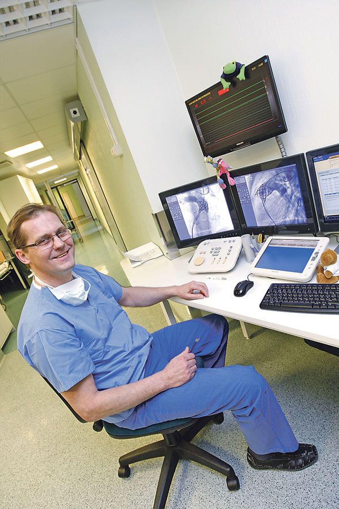 Тоомас Хермлин показывает экран дигитального ангиографа, который позволяет просмотреть результаты всех проведенных ранее действий врачей, в том числе и проведенные шестого марта операции по имплантации клапанов.