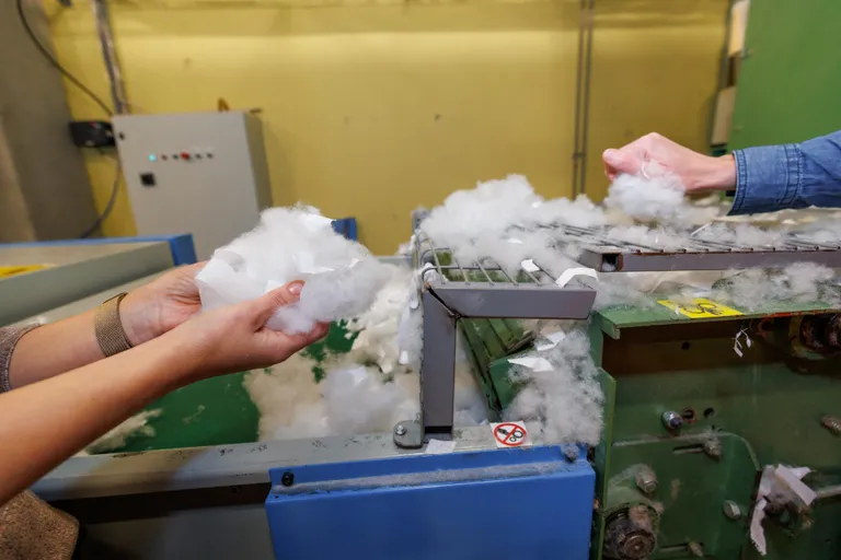 Äralõigatud tekiservad ehk tootmisjäätmed purustatakse ja kasutatakse padjatäitena.
