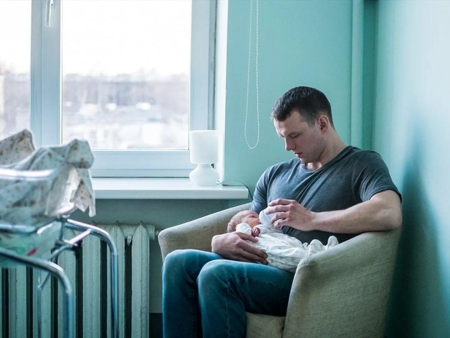 Kaader filmist «Võta või jäta»: ootamatult üksikisa staatusesse sattunud kalevipoeg Erik (Reimo Sagor) oma pisitütre Maiga.