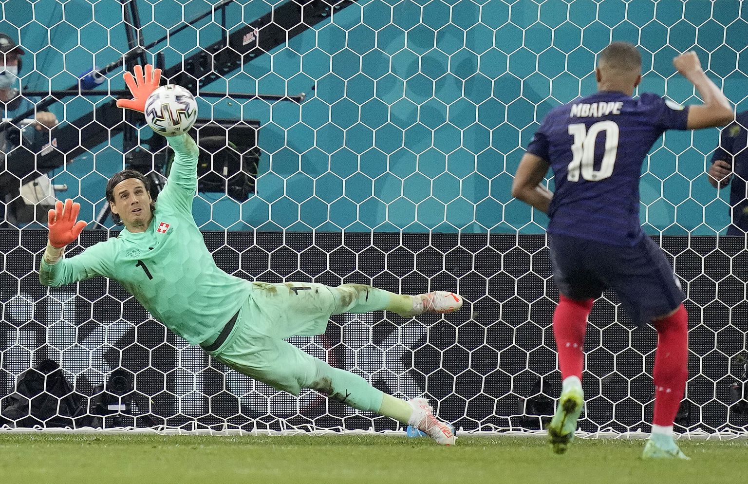 Šveitsi väravavaht Yann Sommer tõrjumas prantslase Kylian Mbappè penaliti EMi mängus Bukarestis 28. juunil