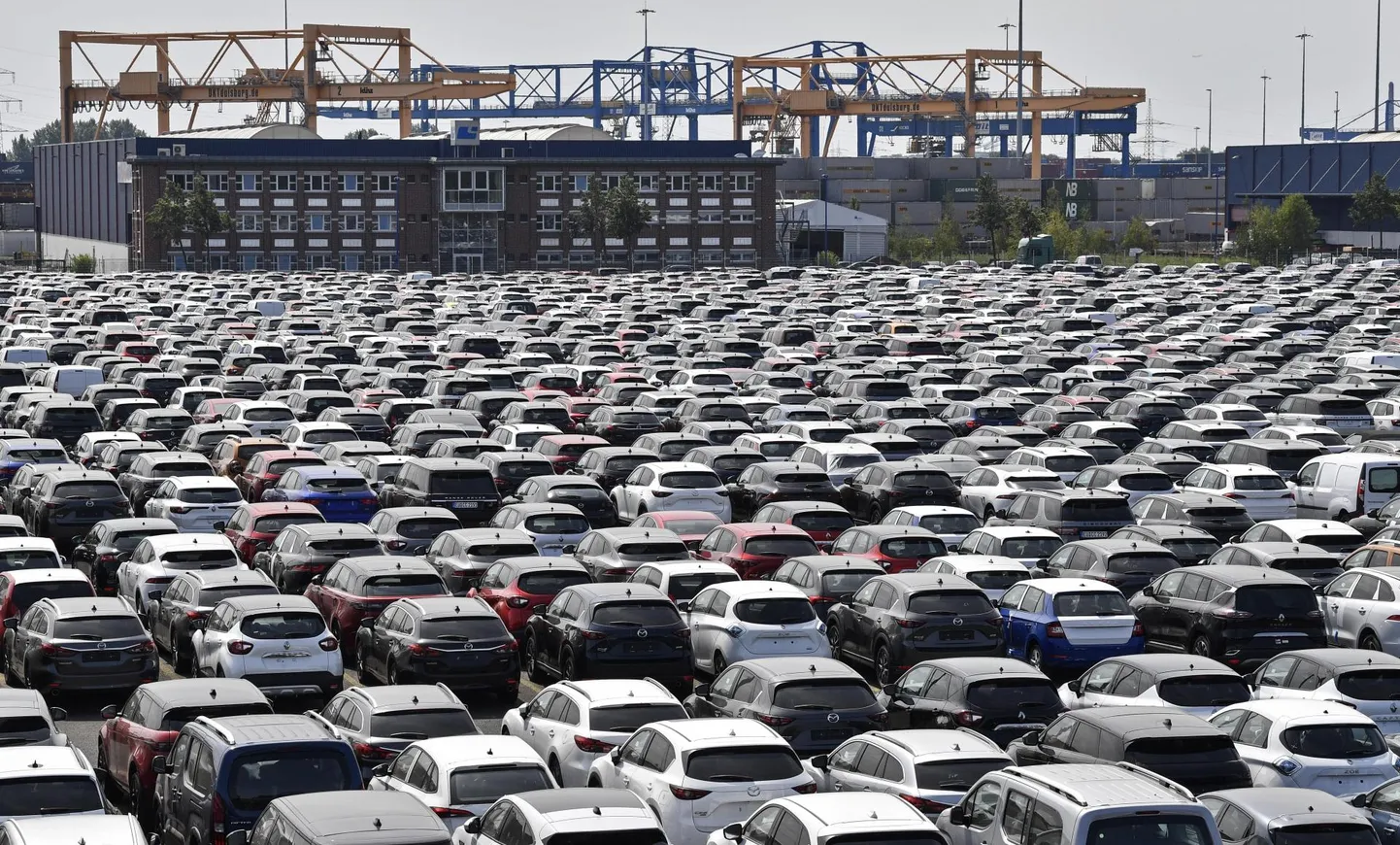 Uued autod Duisburgis logistikakeskuses. Saksa autotööstust on koroonakriis tabanud iseäranis rängalt.