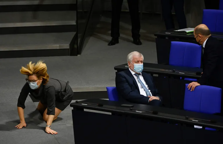 Saksamaa toidu- ja põllumajandusminister Julia Kloeckner komistas ja kukkus.