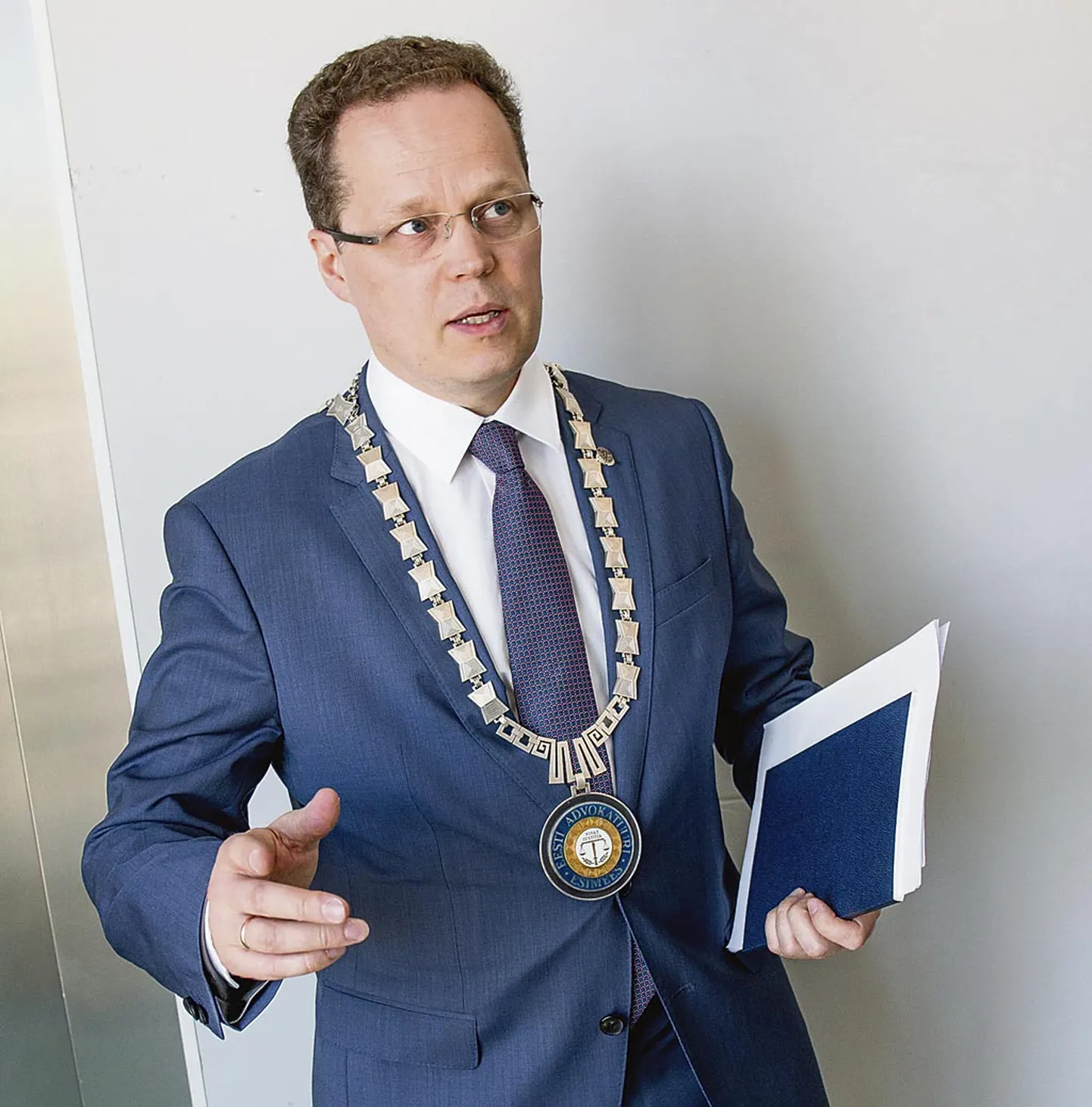 Advokatuuri esimees Hannes Vallikivi märkis, et kohtus ei pruugi vaidlust võita kaitsja, kellele makstakse rohkem. Tulemus sõltub palju inimese ootustest ja õiguslikust positsioonistki.